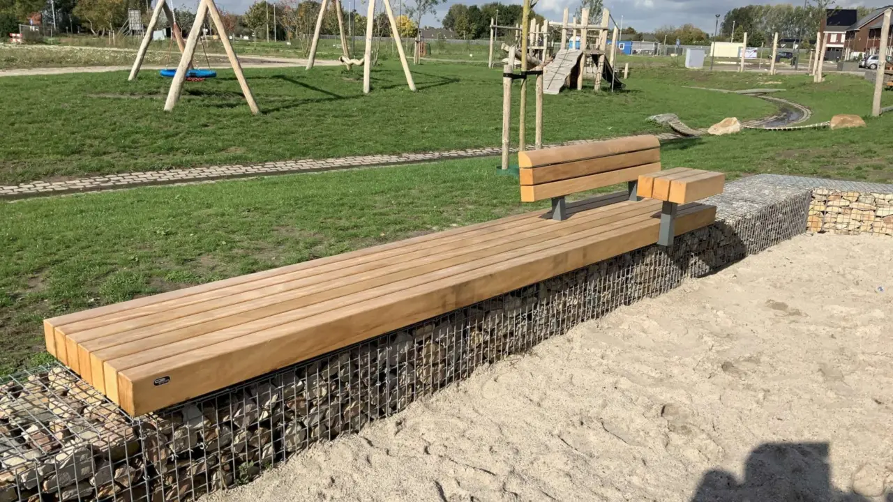 Schanskorven met houten zittingen Best Woonwijk 4