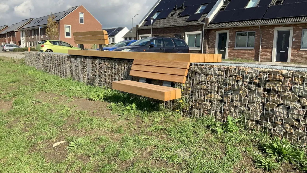 Schanskorven met houten zittingen Best Woonwijk 1