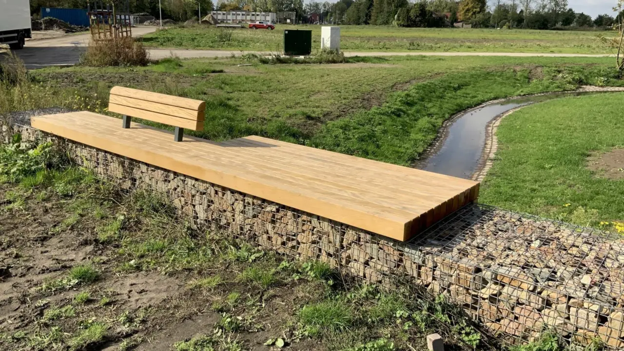 Schanskorven met houten zittingen Best Woonwijk 2