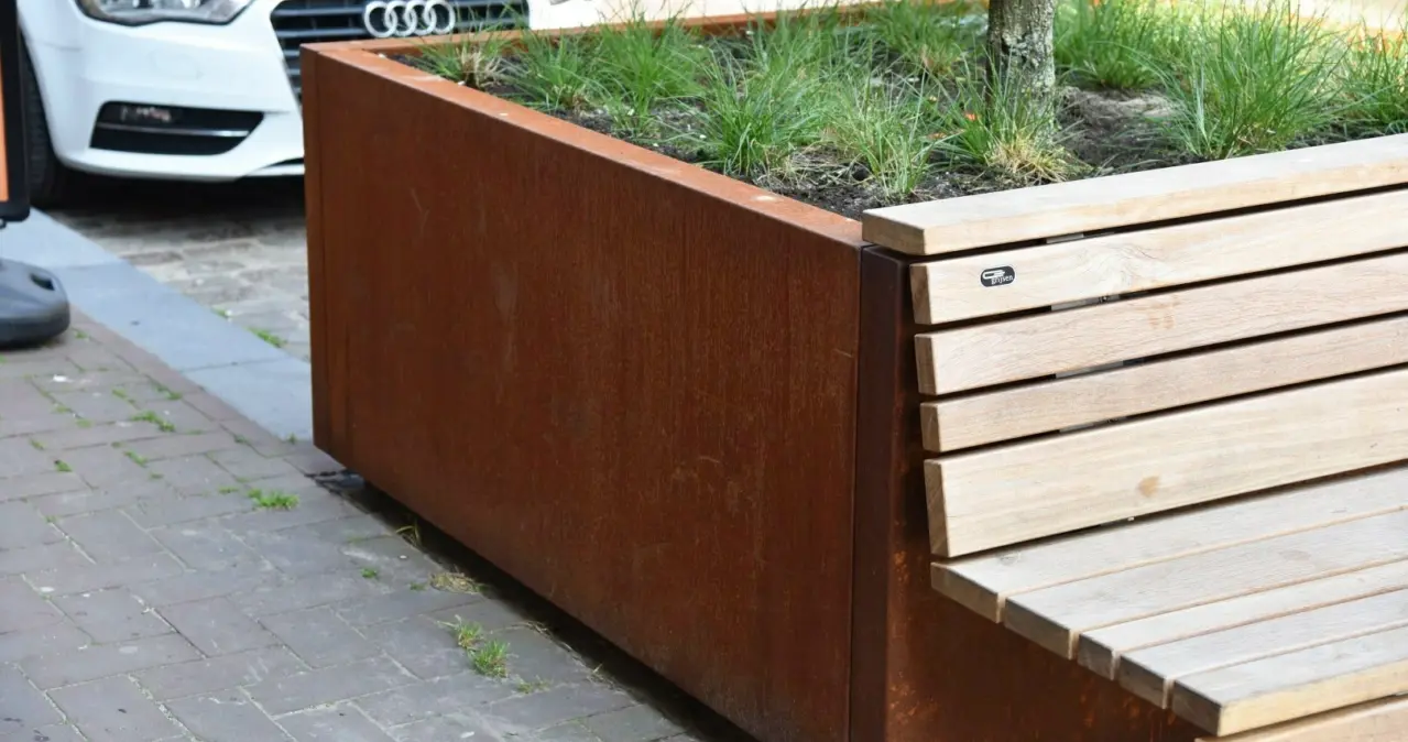 Breda Haagdijk Demontabele plantenbakken bloembakken met houten zitting Bewerkt 9 1618x1080