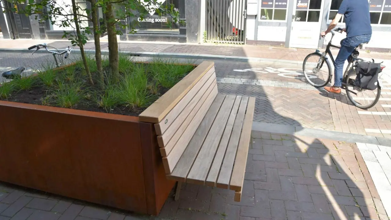 Breda Haagdijk Demontabele plantenbakken bloembakken met houten zitting Bewerkt 2 1619x1080