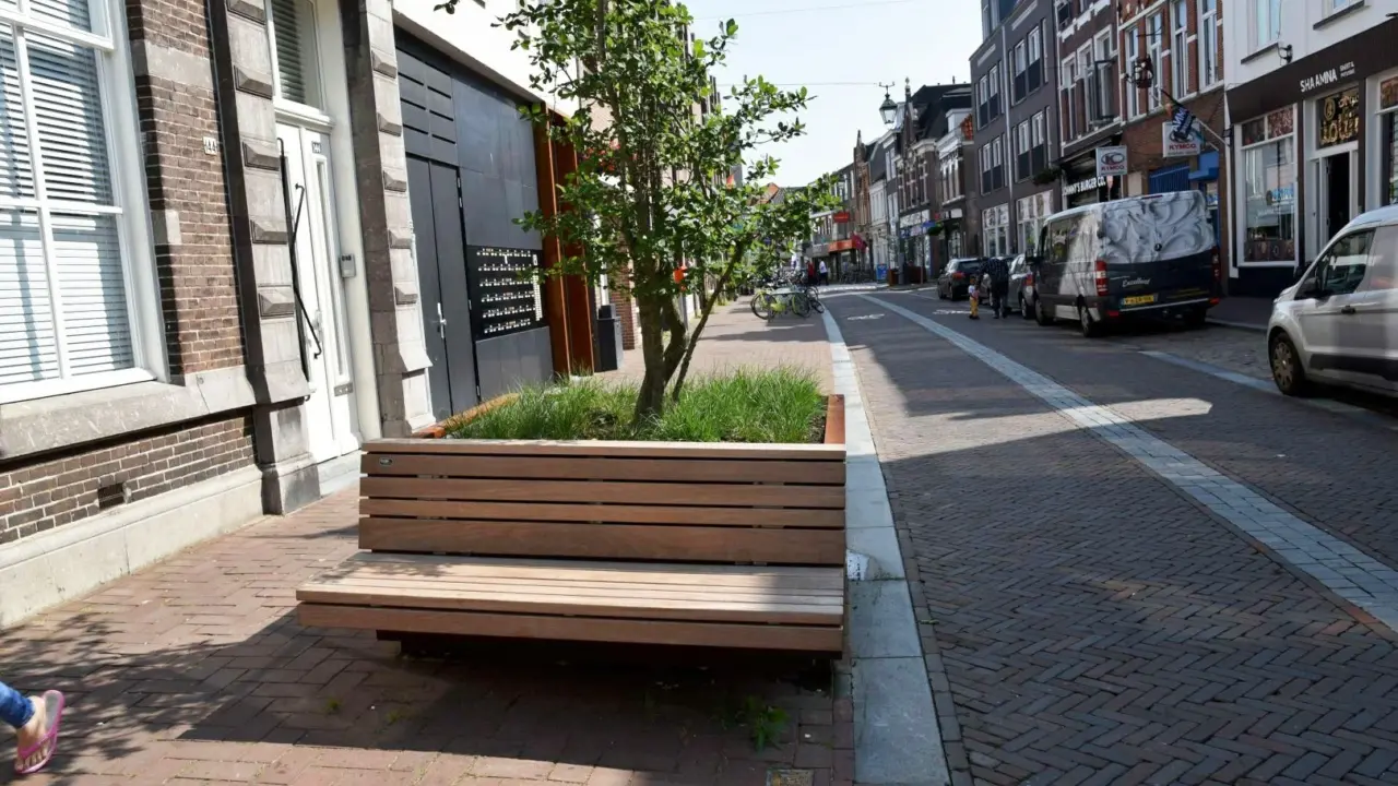 Breda Haagdijk Demontabele plantenbakken bloembakken met houten zitting Bewerkt 5 1619x1080