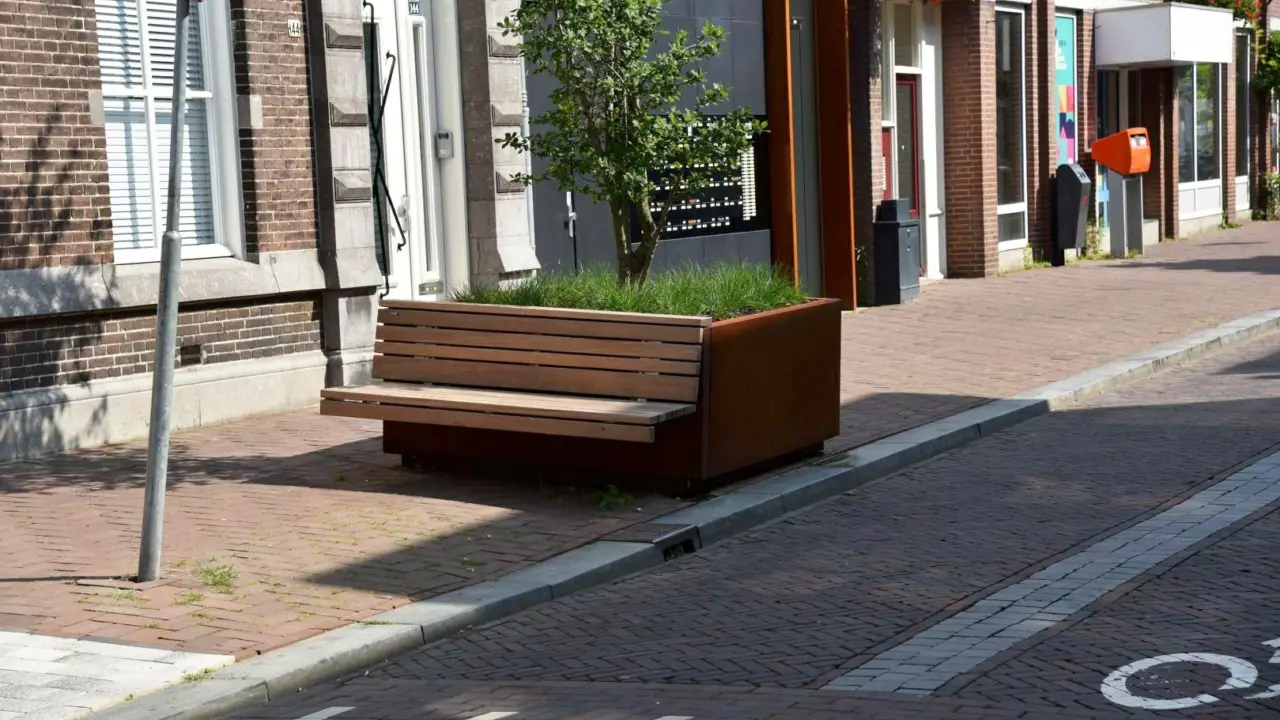 Breda Haagdijk Demontabele plantenbakken bloembakken met houten zitting Bewerkt 7 1619x1080