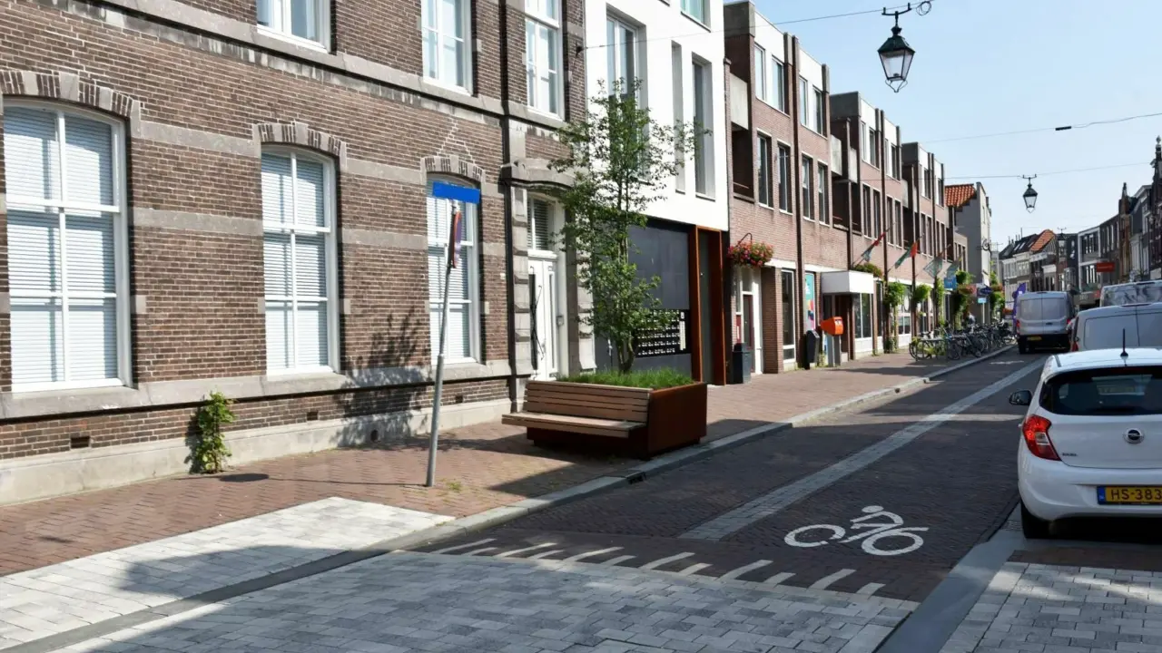 Breda Haagdijk Demontabele plantenbakken bloembakken met houten zitting Bewerkt 8 1619x1080