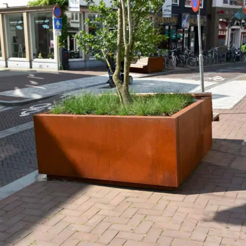 Breda Haagdijk Demontabele plantenbakken bloembakken met houten zitting Bewerkt 4 1619x1080