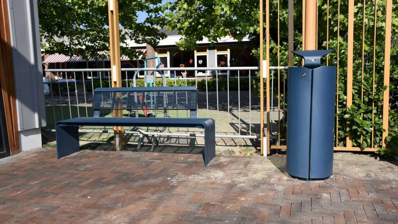 Afvalbak Constructo 72 en Bend enkelzits met rugleuning 8 1920