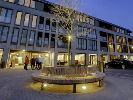 Ronde boombank voor de buitenruimte in Den Dungen Plane boombank Grijsen straatmeubilair