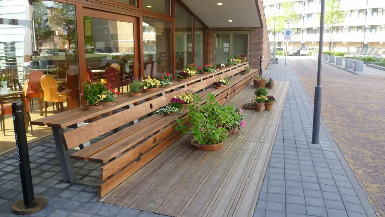 Diemen Berkenstede buitenbank straatmeubilair vensterbank hout enkelzijdig met rugleuning 8