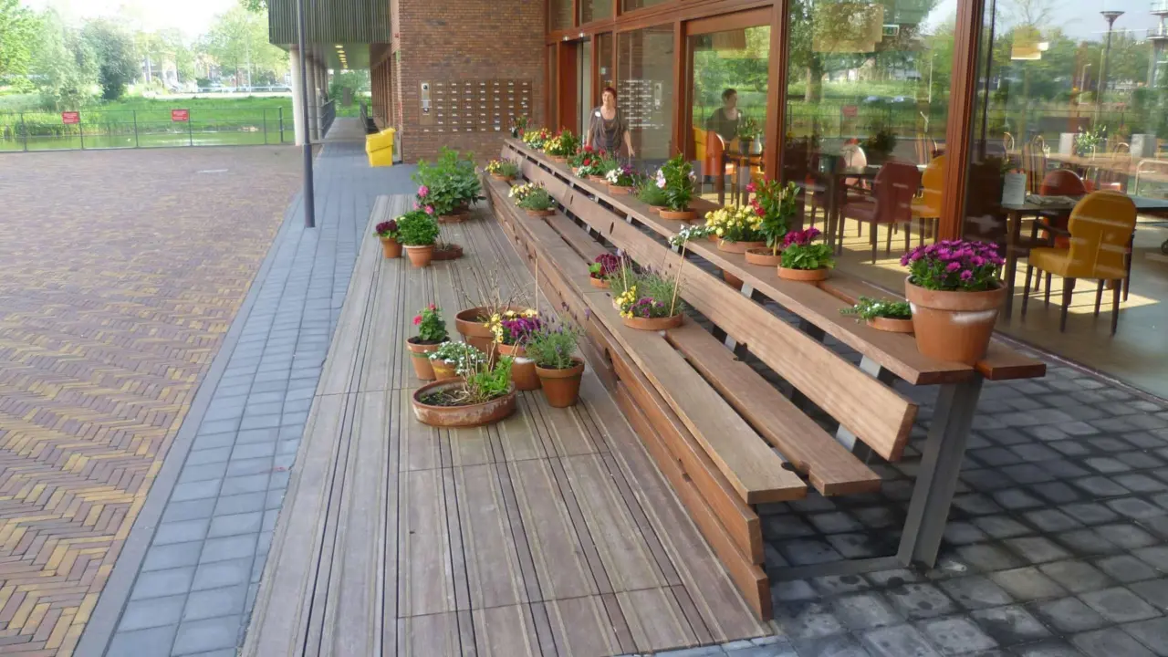 Diemen Berkenstede buitenbank straatmeubilair vensterbank hout enkelzijdig met rugleuning 9