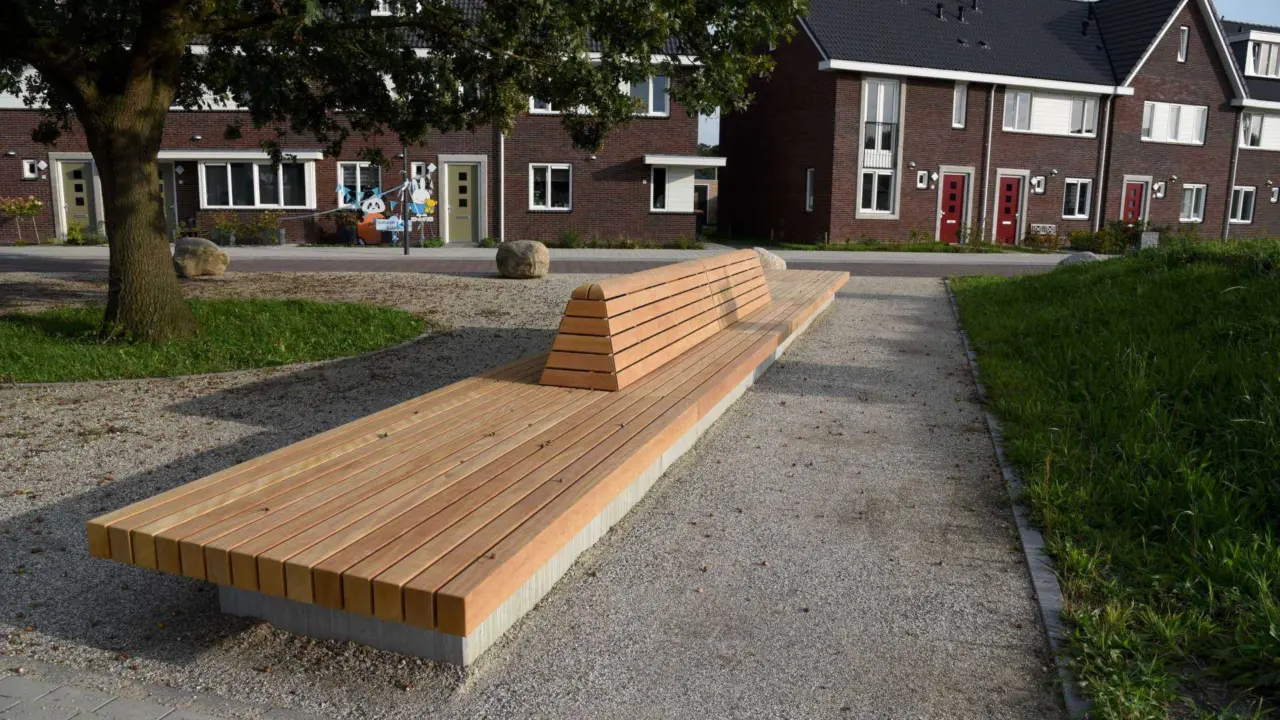 Doetinchem - Vijverberg - Maatwerk buitenbank Tail 5