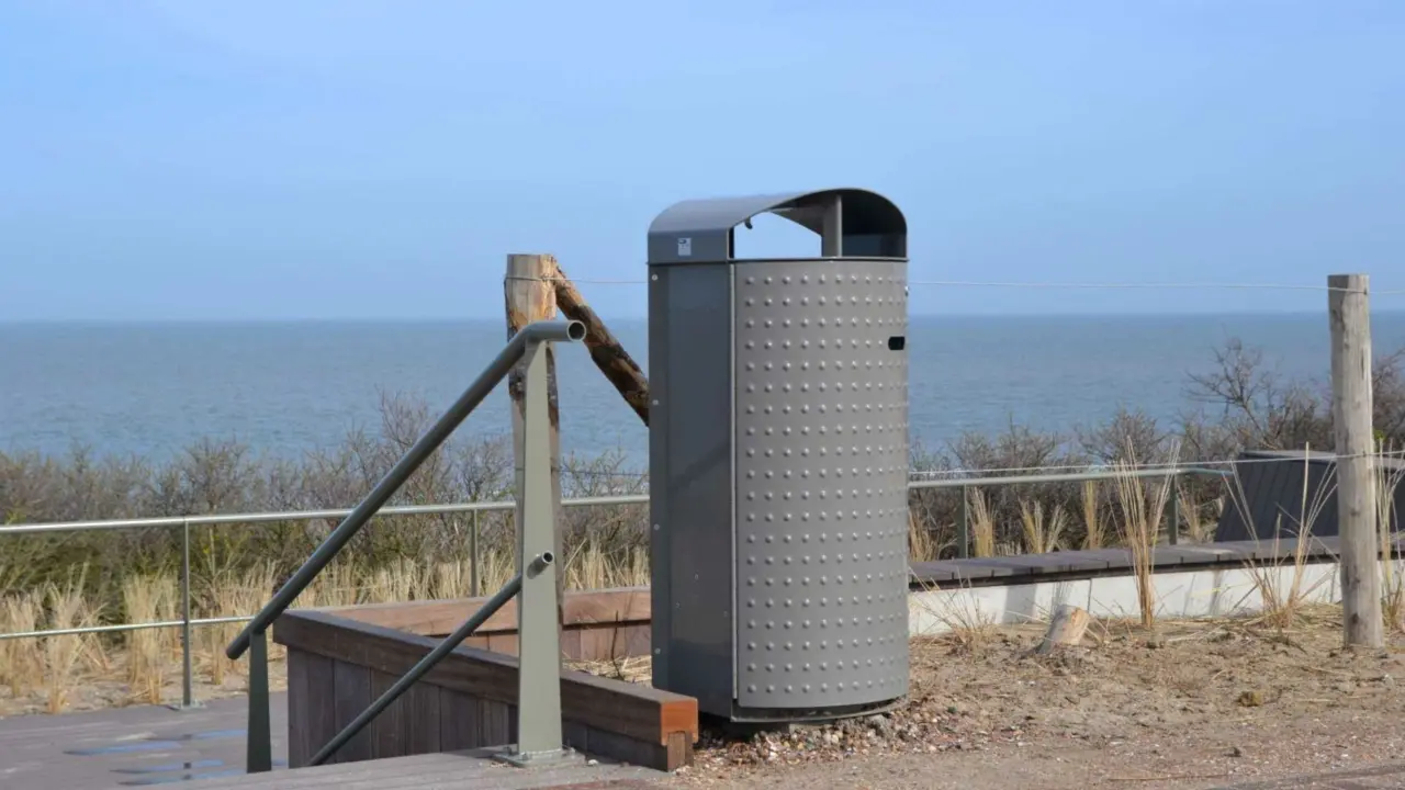 Afvalbak aan zee op de Boulevard van Schagen