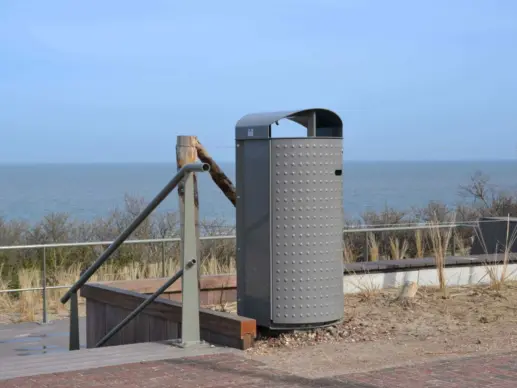 Afvalbak aan zee op de Boulevard van Schagen