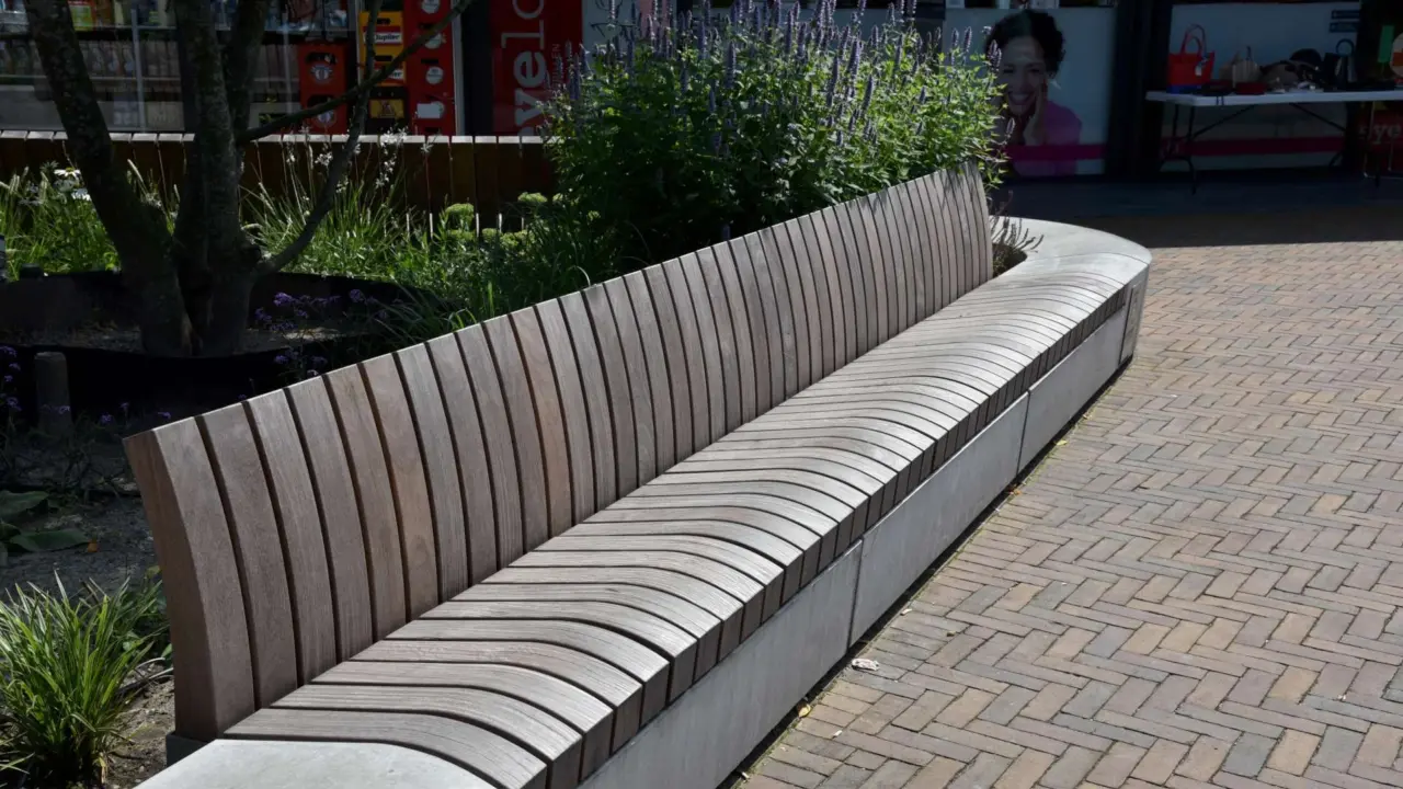Bankauflage auf Beton maßgefertigt Dommelen Winkelcentrum de Belleman driehoek 29 Grijsen Park- und Stadtmobiliar