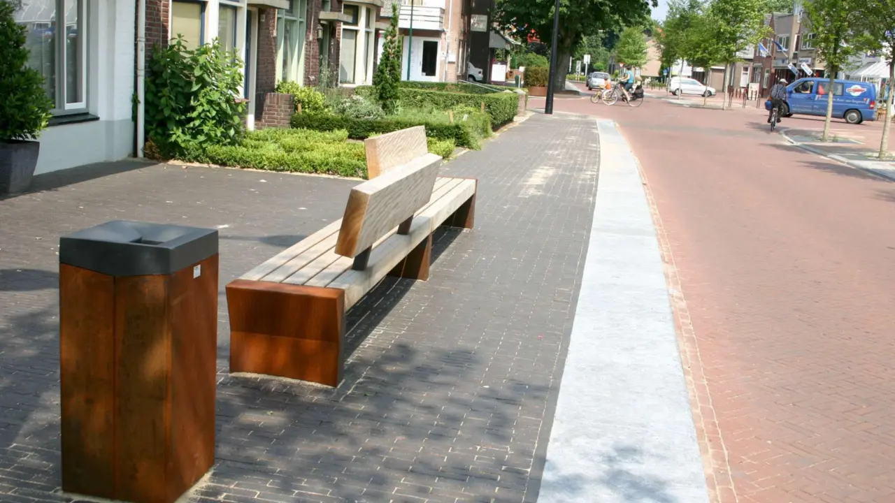 Parkbänke aus Metall: Cortenstahl Quadrat