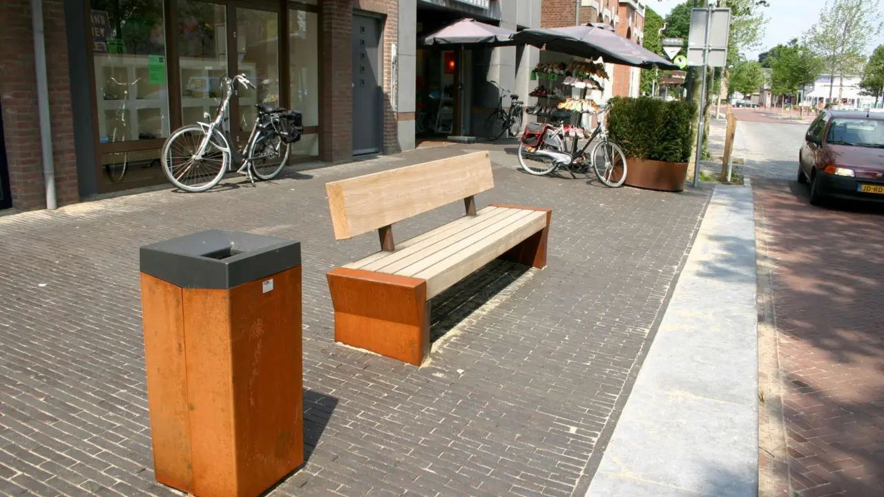 Parkbank Quadrat Einzelsitz mit Rückenlehne mit Cortenstahluntergestell und Abfallbehälter Quadrat 70 Zentrum Eersel