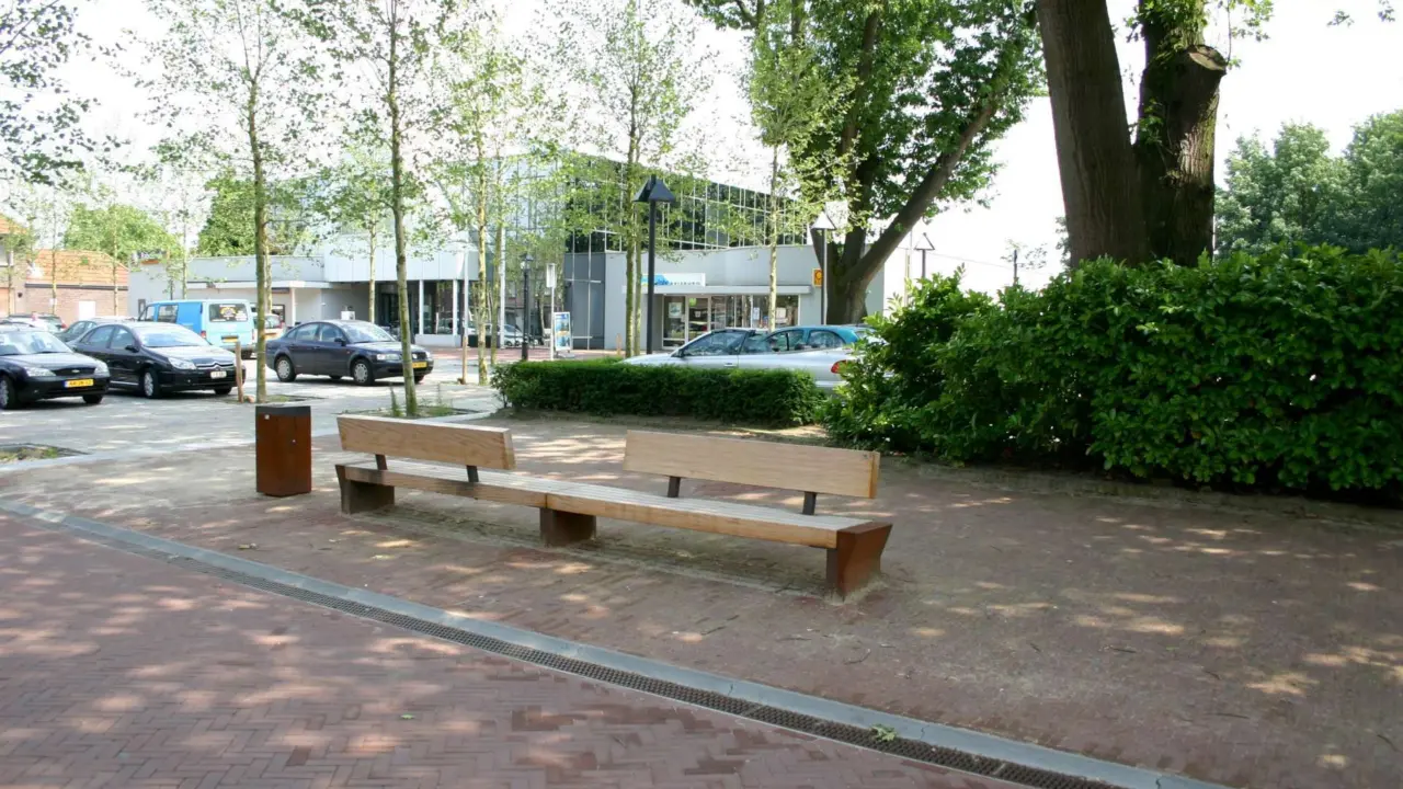 Parkbänke Quadrat Einzelsitz mit Rückenlehne mit Cortenstahluntergestell und Abfallbehälter Quadrat 70 Zentrum Eersel