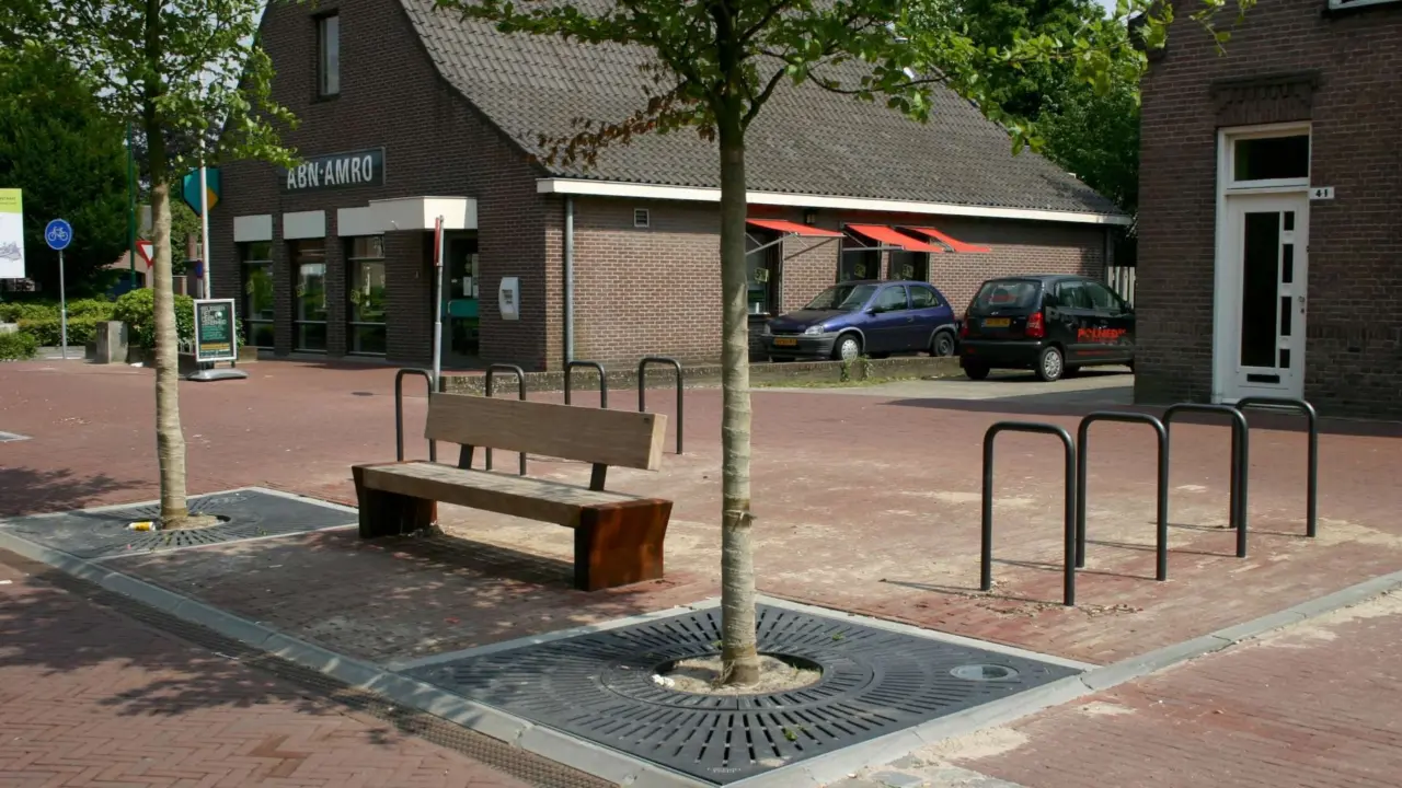 Parkbank Quadrat Einzelsitz mit Rückenlehne und Cortenstahluntergestell Zentrum Eersel