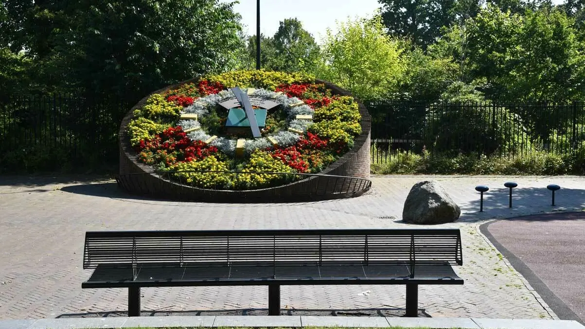 Emmen Nieuwe stalen Wenters enkelzits met rugleuning buitenbanken 1