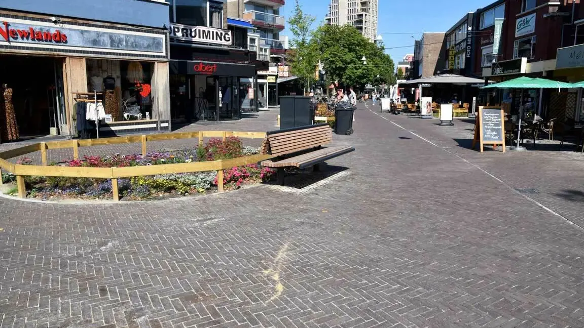 Emmen Nieuwe Wenters enkelzits met rugleuning banken in het Oude Centrum 1