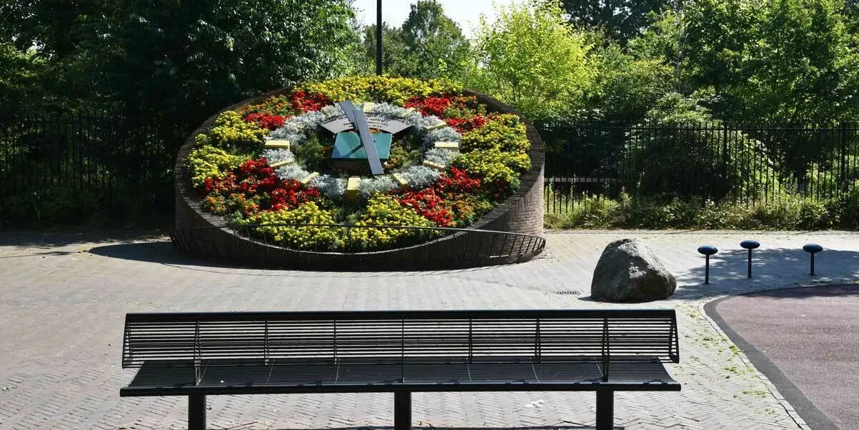 Emmen Nieuwe stalen Wenters enkelzits met rugleuning buitenbanken 1