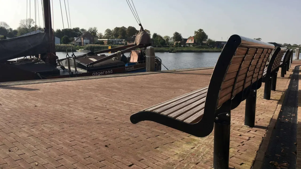 Hasselt Boulevard Zwarte Water Cruzado enkelzits met rugleuning hout 2