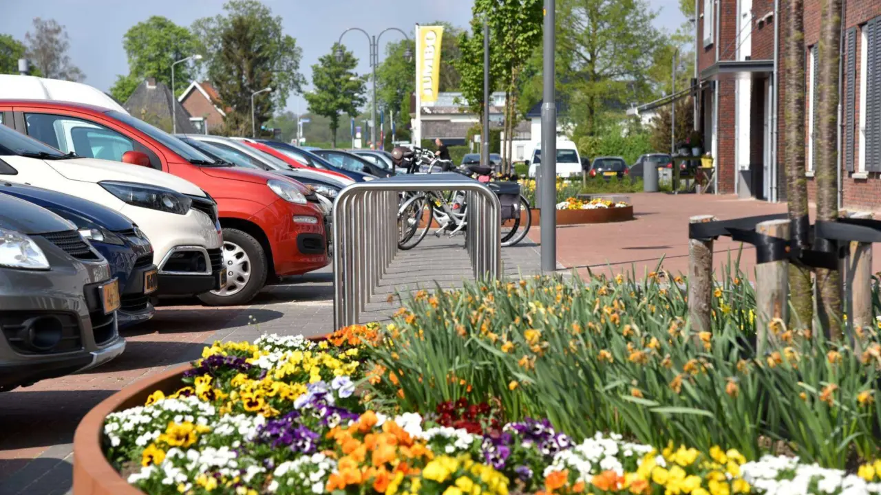 Heteren - De Beemd - Nietje dubbel fietsbeugel met cortenstalen ziteiland
