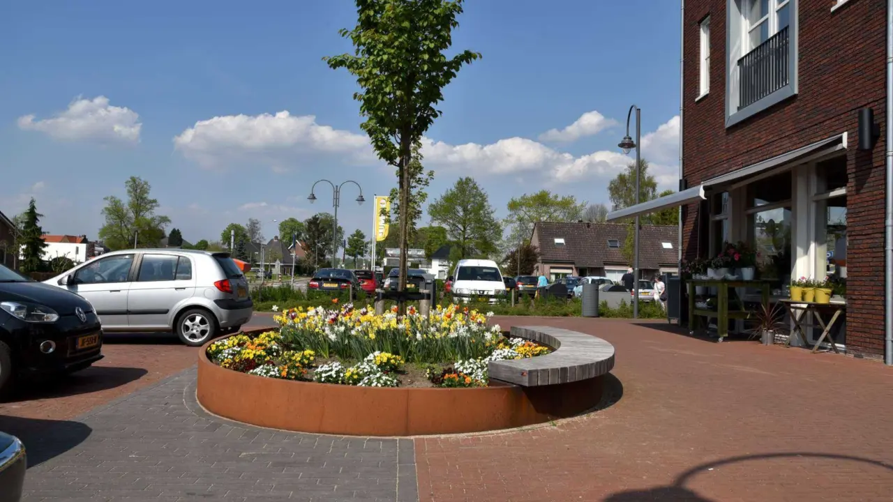 Heteren - De Beemd - cortenstalen ziteiland met houten zitrand 11