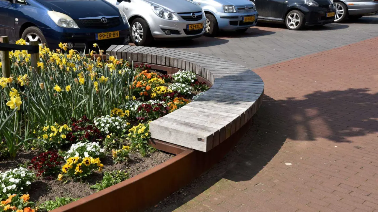 Heteren - De Beemd - cortenstalen ziteiland met houten zitrand 8