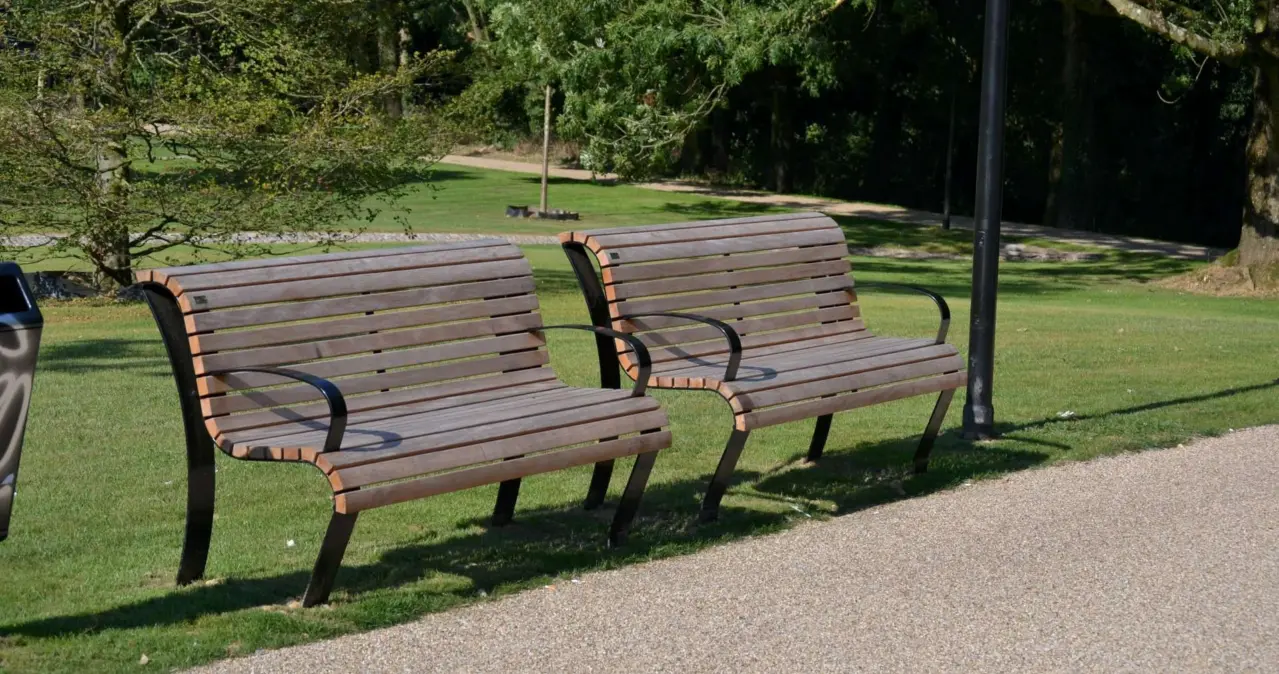 Parkbank Laths Stadtpark Kerkrade,  mit Armlehnen