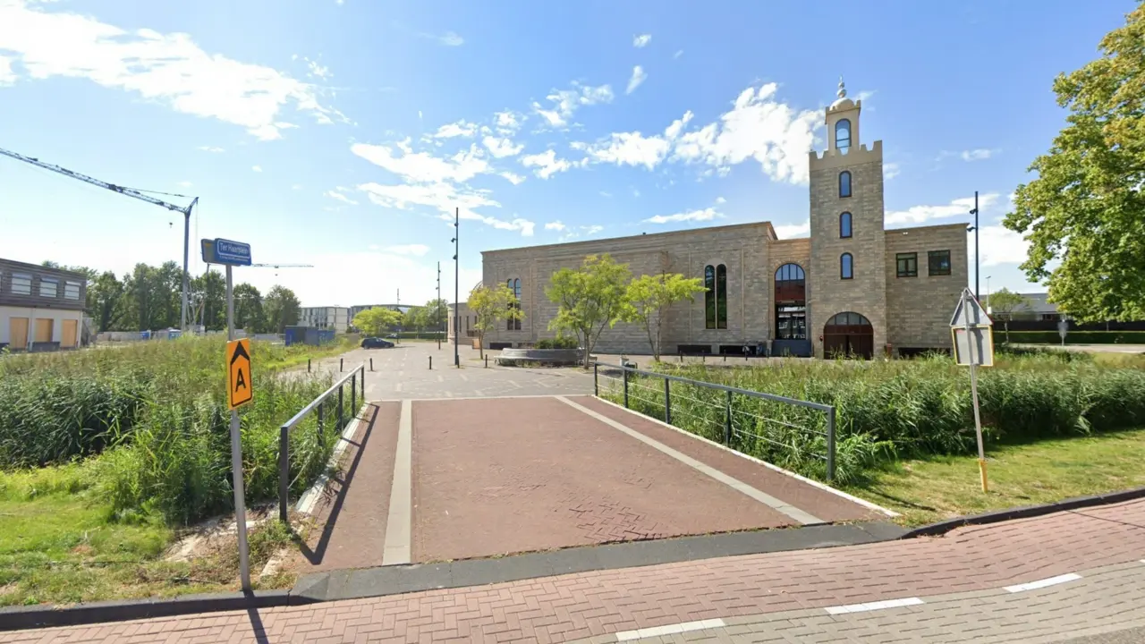 Leiden Ter Haarplein lattenbank Grijsen Constructo 50 Islamitisch Centrum Al Hijra 1