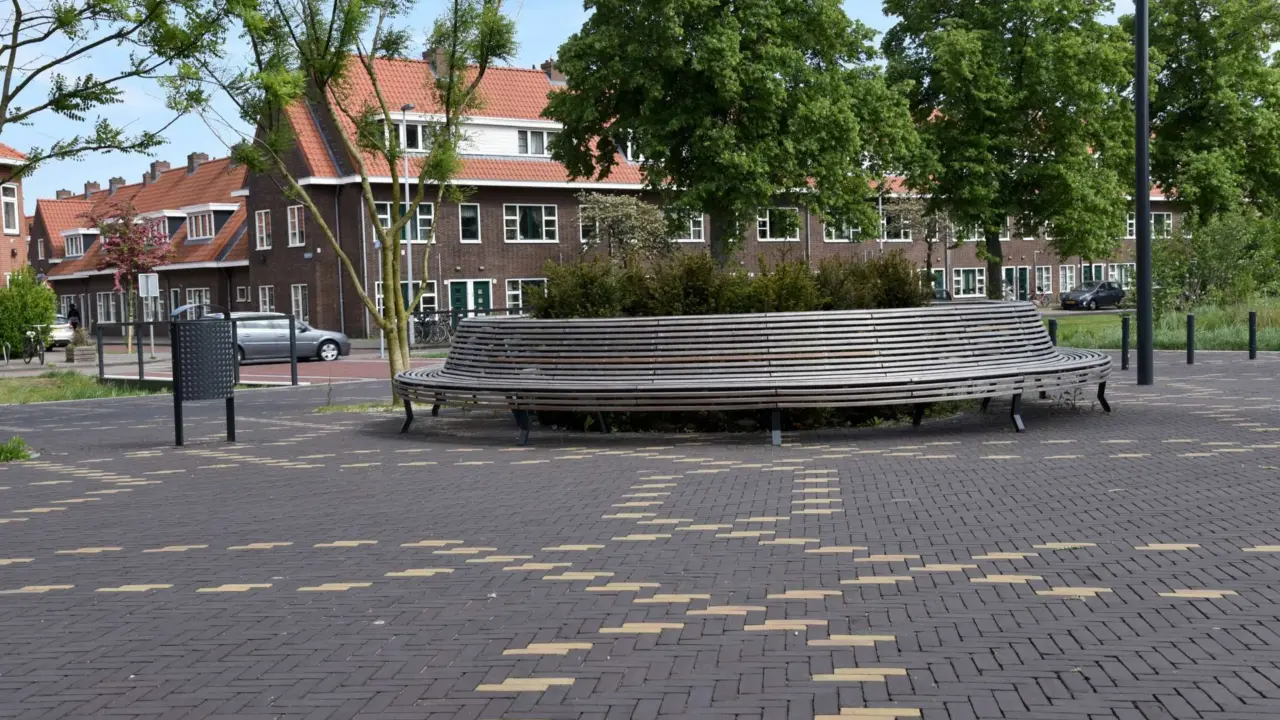 Leiden Ter Haarplein lattenbank Grijsen Constructo 50 Islamitisch Centrum Al Hijra 9