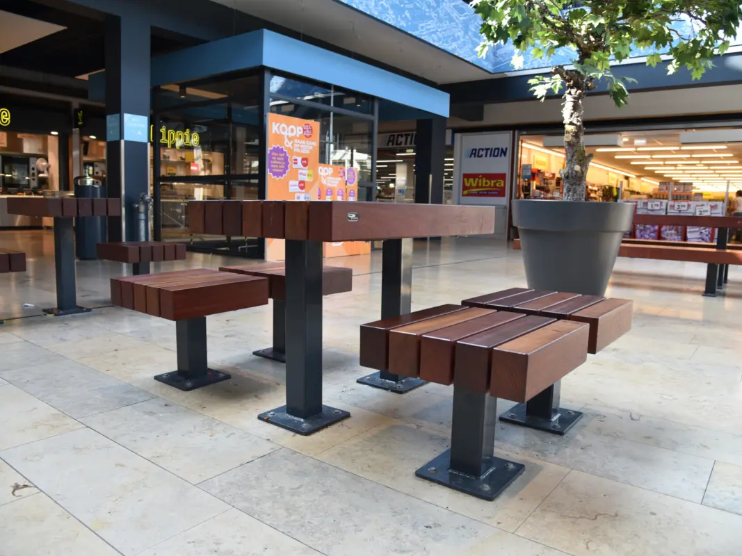 Plane picnic set mounted on ground level