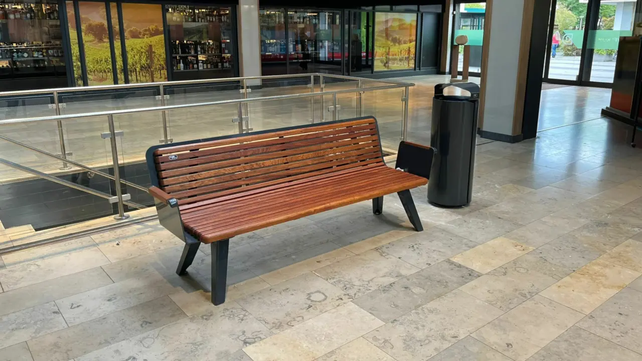 Nijmegen Dukenburg Retro buitenbank met Constructo afvalbak
