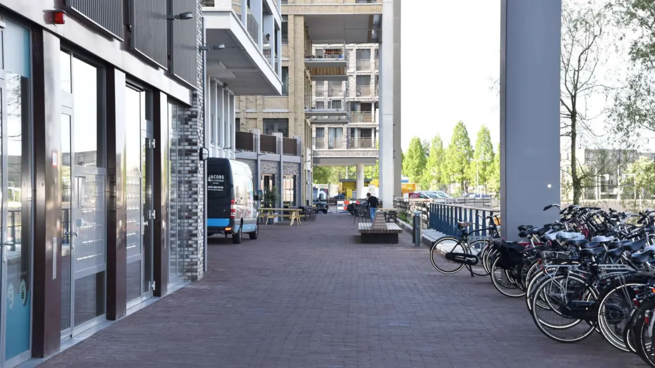 Parkbank Tail und Abfallbehälter Constructo 65 Handelskade Nijmegen