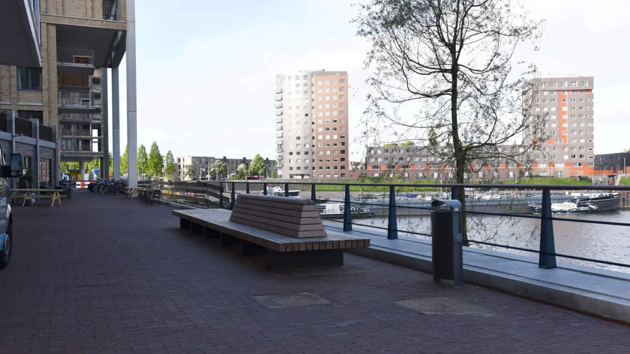 Parkbank Tail und Abfallbehälter Constructo 65 Handelskade Nijmegen