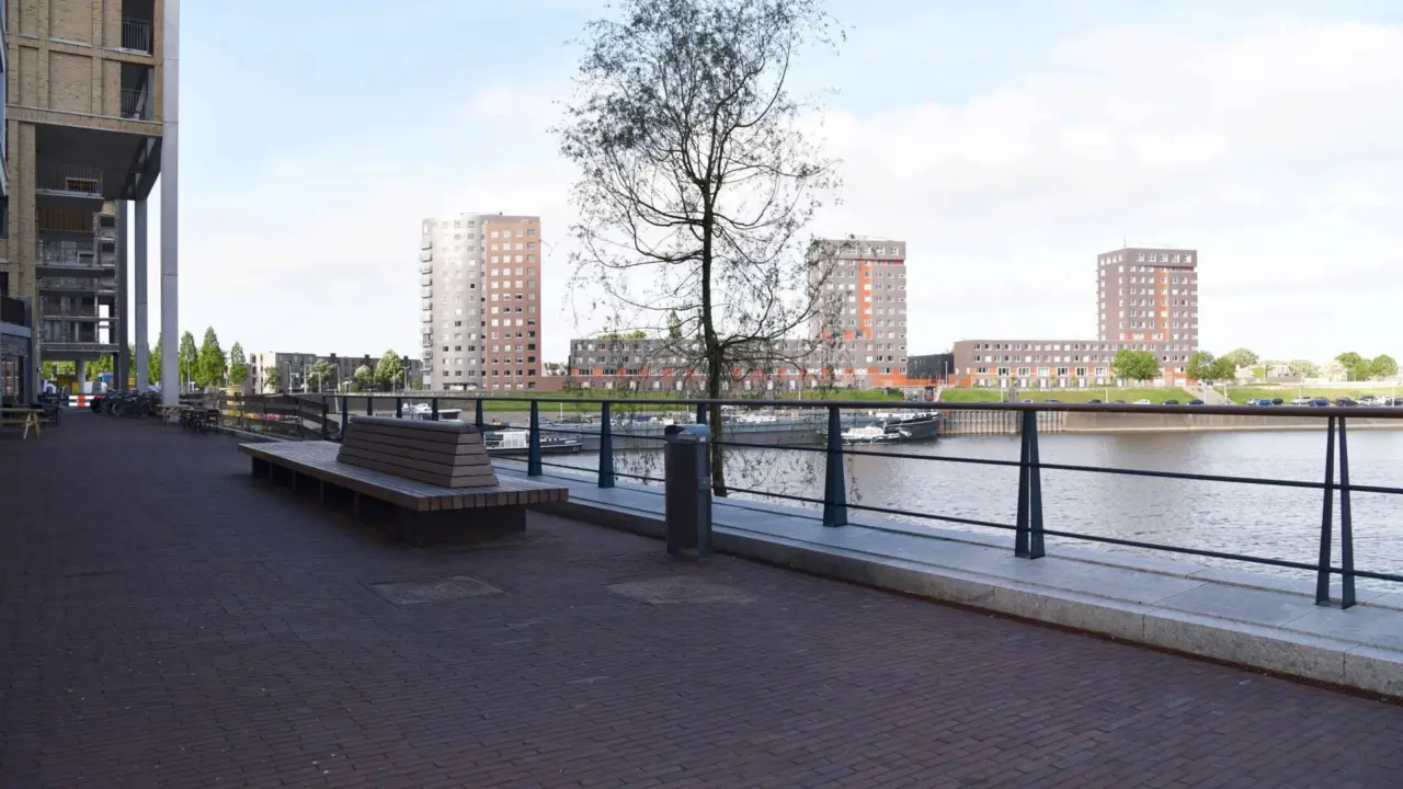 Parkbank Tail und Abfallbehälter Constructo 65 Handelskade Nijmegen