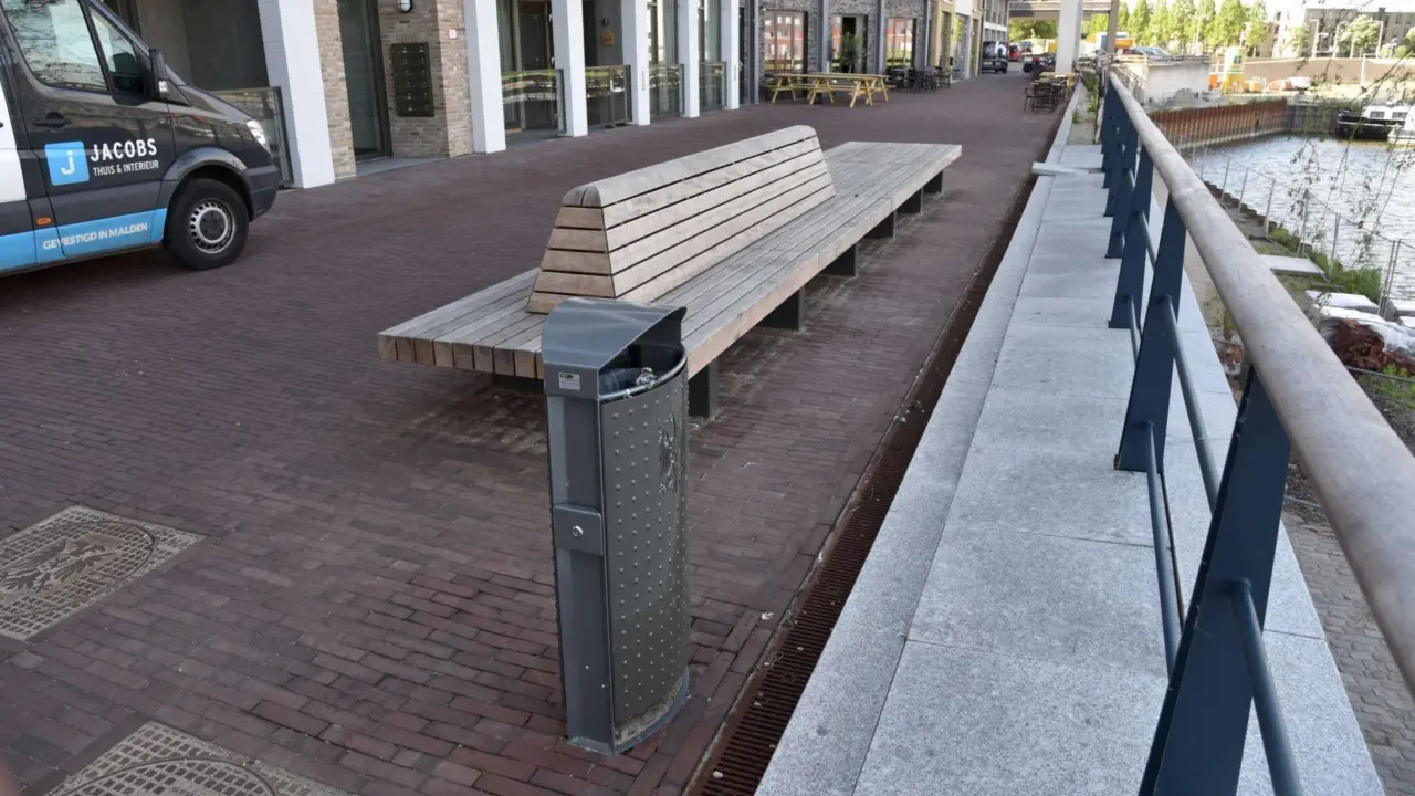 Parkbank Tail und Abfallbehälter Constructo 65 Handelskade Nijmegen