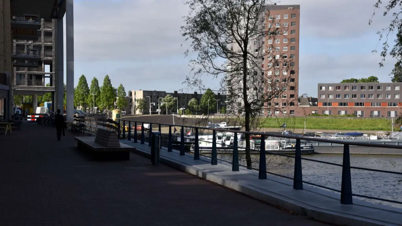 Parkbank Tail und Abfallbehälter Constructo 65 Handelskade Nijmegen