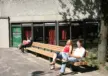 Plane buitenbank met rugleuning bij Radboud Universiteit in Nijmegen