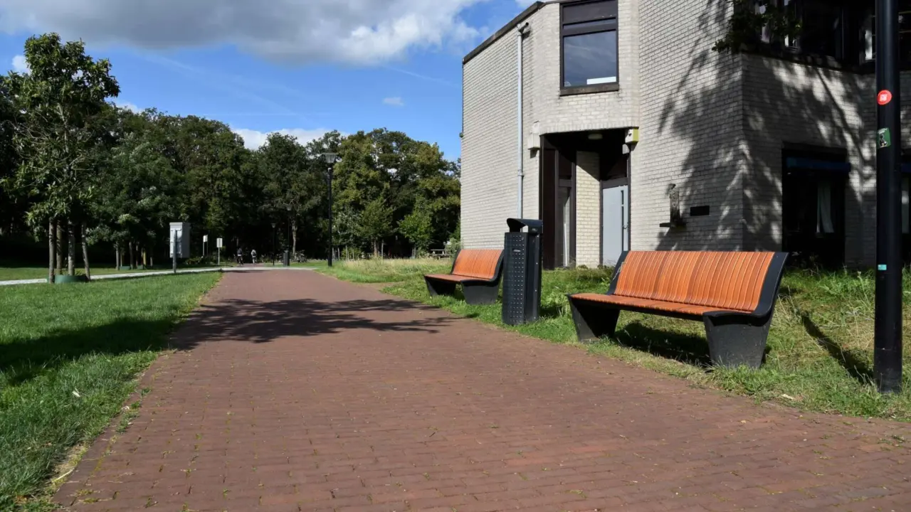Buitenbank Rendez Vous enkelzits met rugleuning voor de openbare ruimte 3
