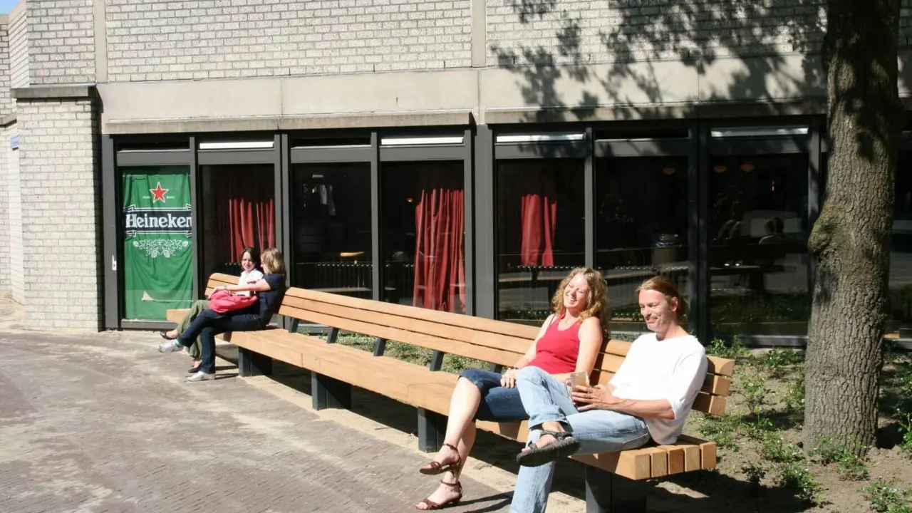 Plane buitenbank met rugleuning bij Radboud Universiteit in Nijmegen