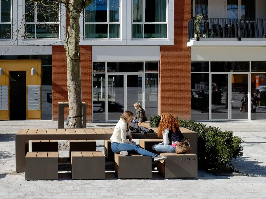 Nijmegen plein44 maatwerk straatmeubilair buitenbanken afvalbakken