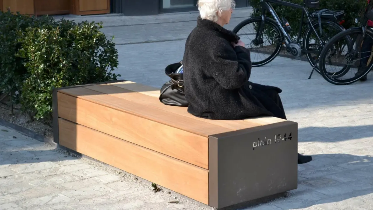 Nijmegen plein44 maatwerk straatmeubilair buitenbanken afvalbakken 8 1920