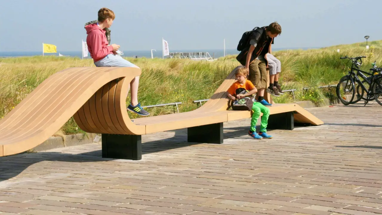 Noordwijk - Golfbank in stijl van Plane - Buitenbank in de openbare ruimte 4