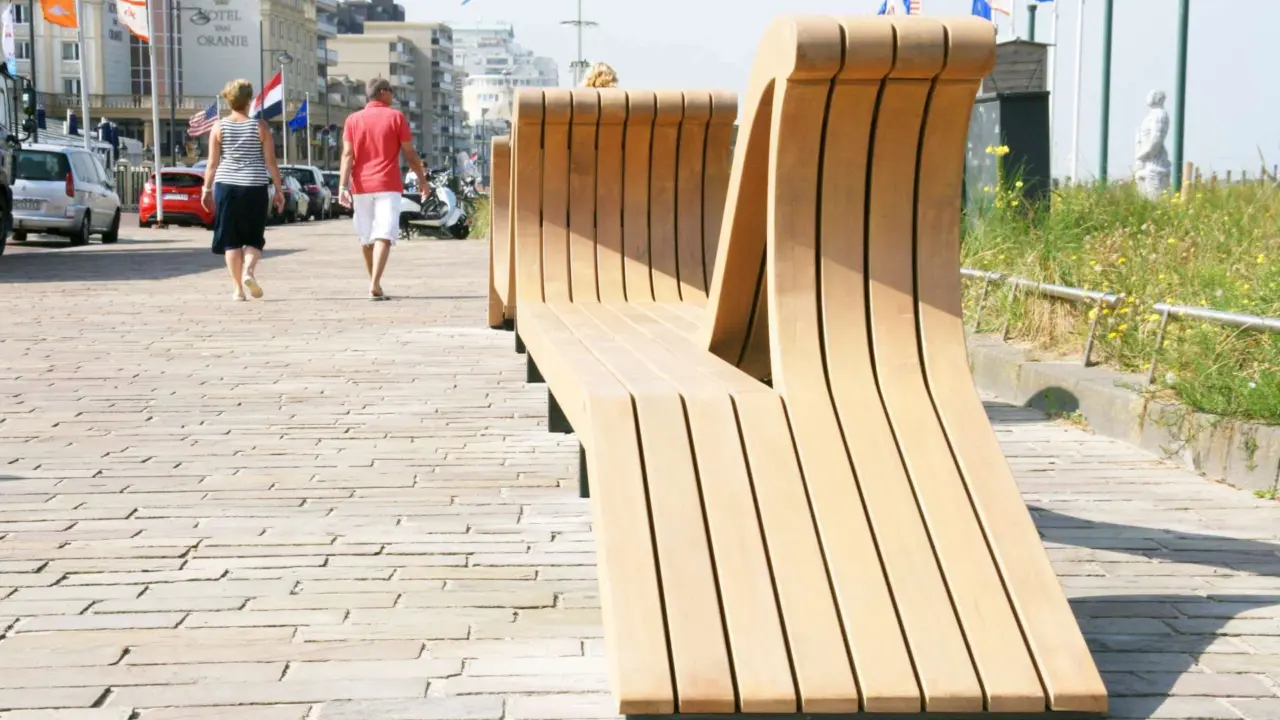 Maatwerk buitenbank op de boulevard van Noordwijk aan Zee