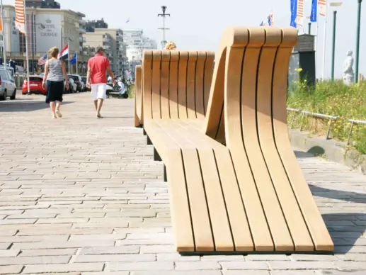 Maatwerk buitenbank op de boulevard van Noordwijk aan Zee