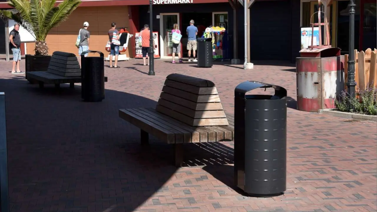 Afvalbak Constructo 202 met buitenbank Tail met kleine rugleuning op Camping Julianahoeve in Renesse 2