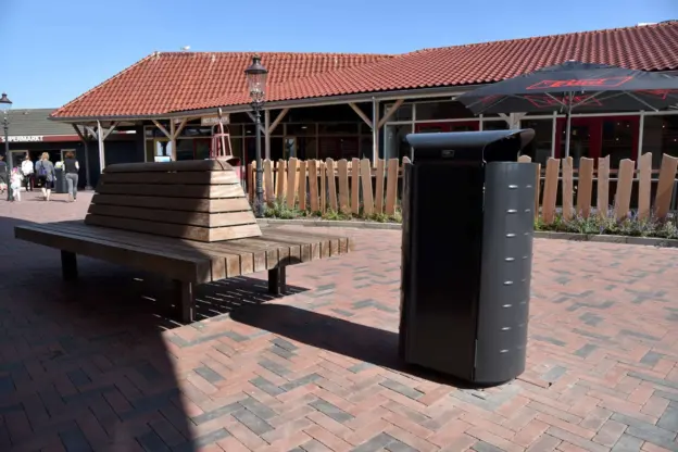 Afvalbak Constructo 202 met buitenbank Tail met kleine rugleuning op Camping Julianahoeve in Renesse 3
