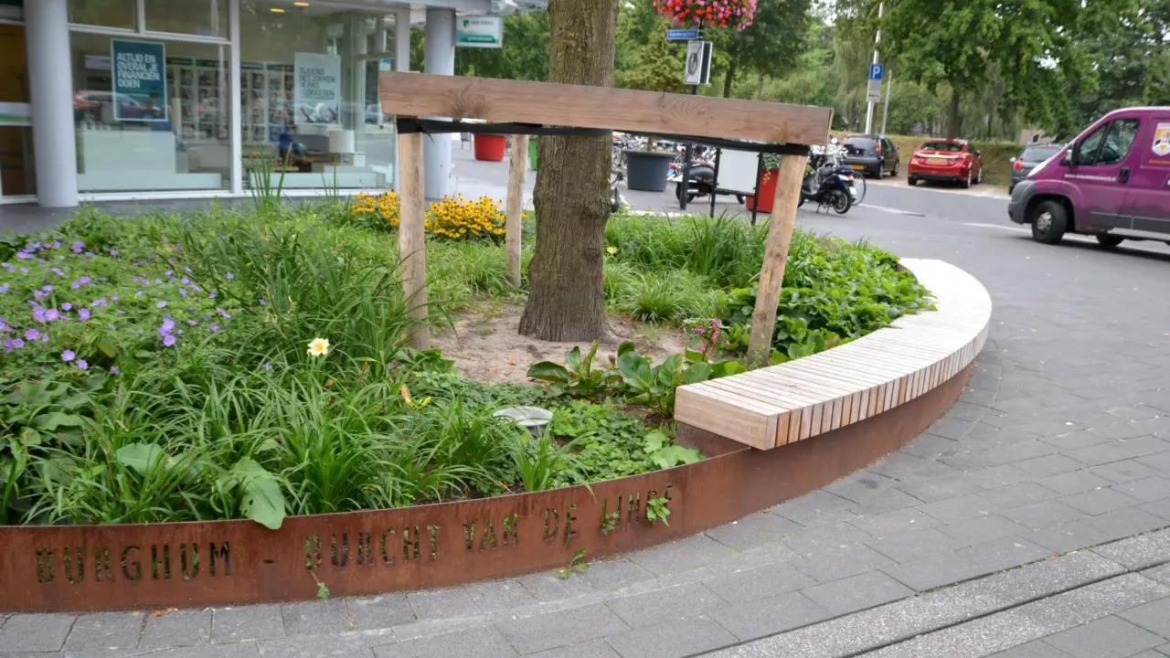 Tilburg Winkelcentrum Heyhoef Cortenstalen plankenbak met zittingen 8