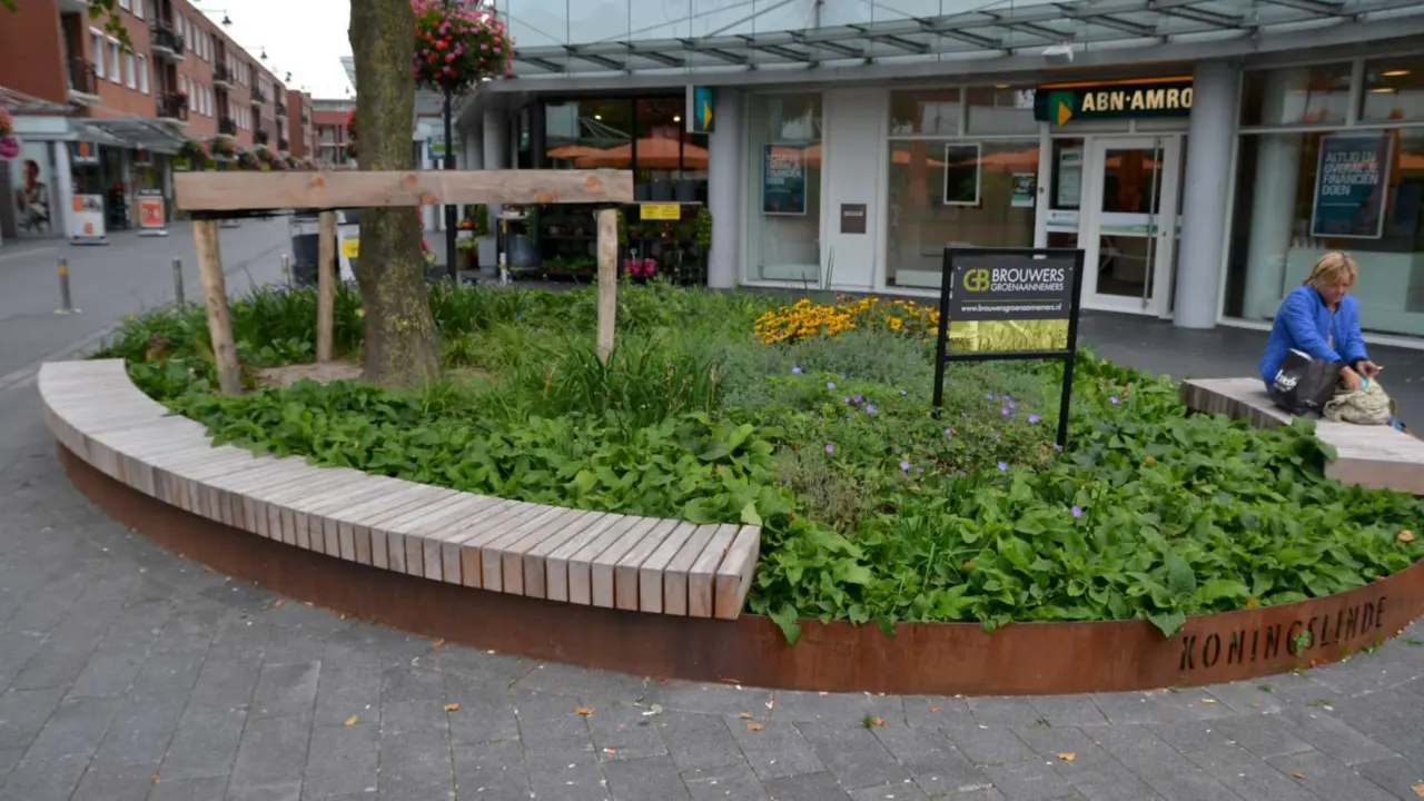 Tilburg Winkelcentrum Heyhoef Cortenstalen plankenbak met zittingen 9